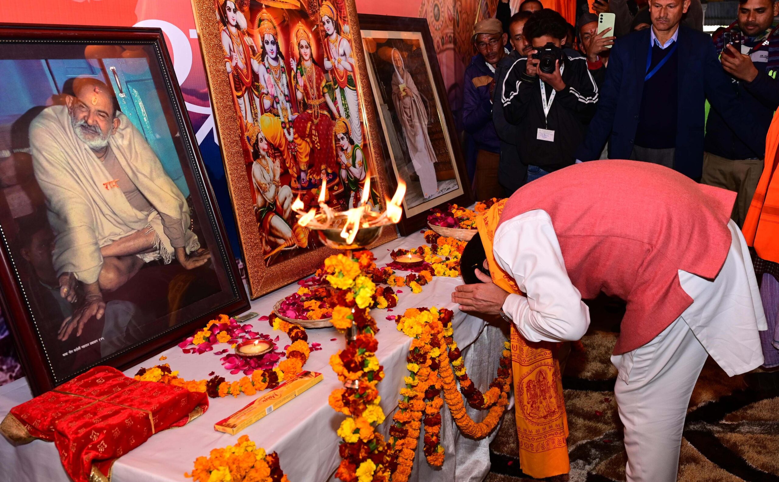 cm pushkar dhami in kainchi dham nainital