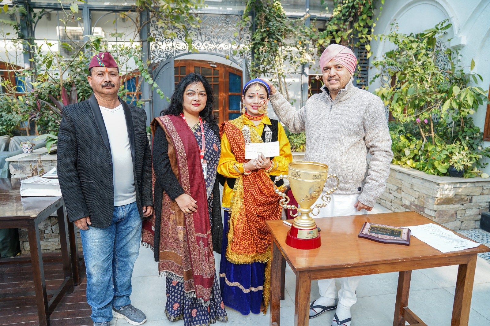 sgrr university ki e student ko maharaj ji ne kiya sammanit