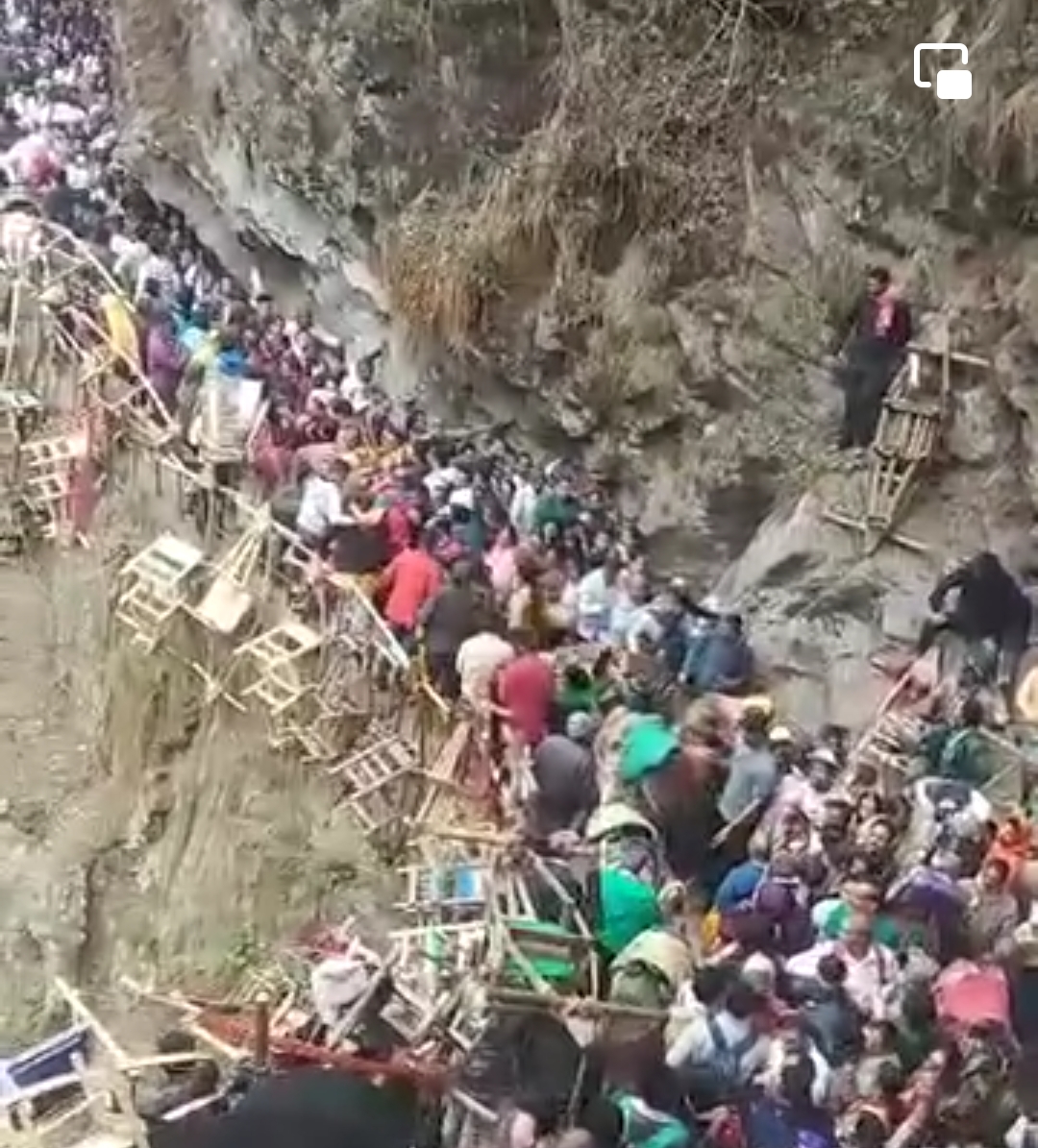 heavy crowd of pilgrims in yamunotri dham