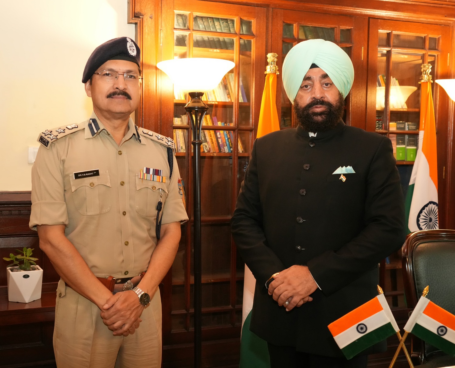 डीआईजी राज्यपाल के साथ