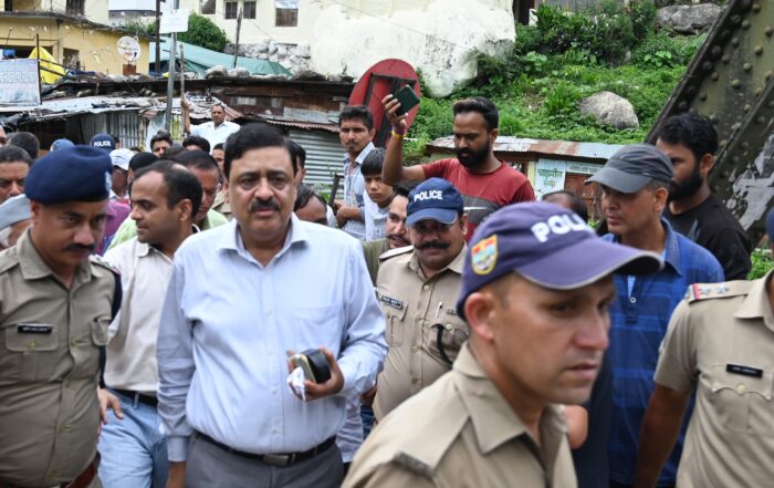 commissioner vinay shankar pandey visited tehri disaster affected area