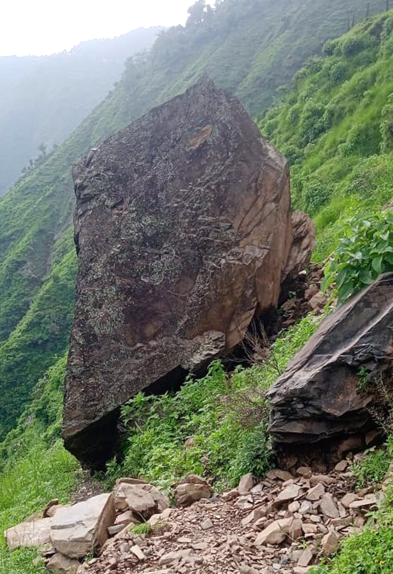 एक पत्थर रोक सकता है रास्ता