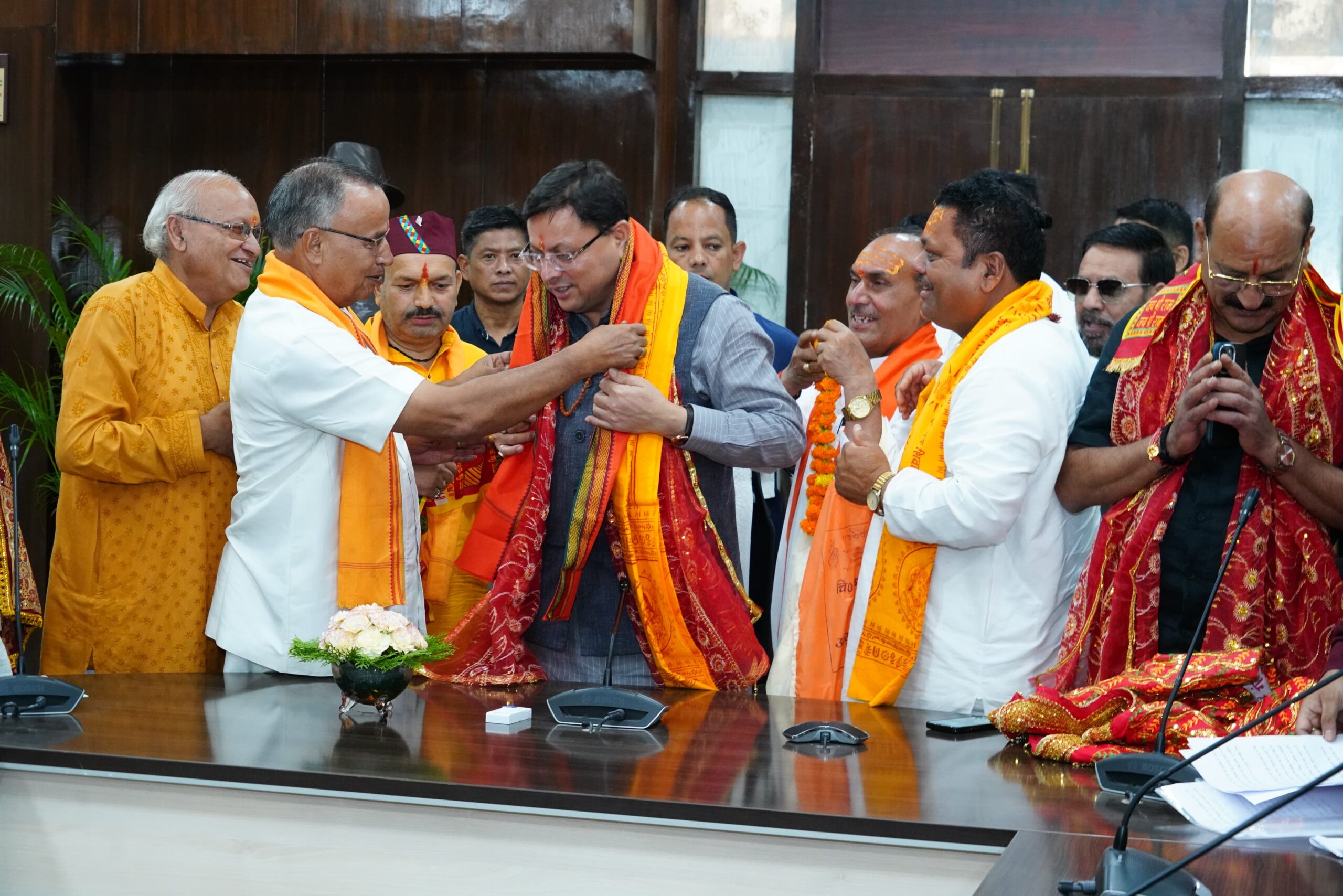 hardham teerth purohit met to cm pushkar dhami