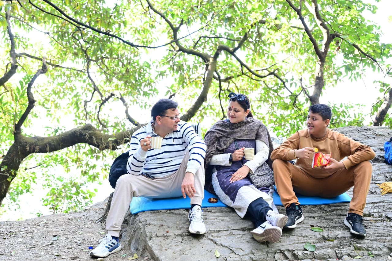 cm dhami and his family on tracking (3)